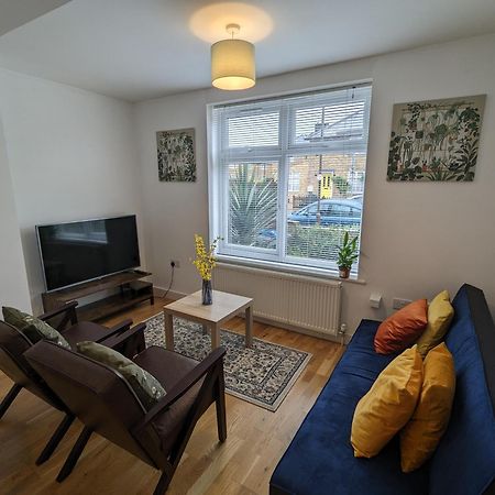 Fantastic 3-Bedroom House In London Morden  Buitenkant foto