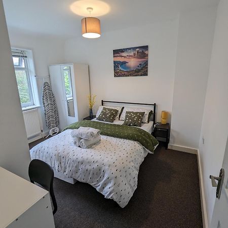 Fantastic 3-Bedroom House In London Morden  Buitenkant foto