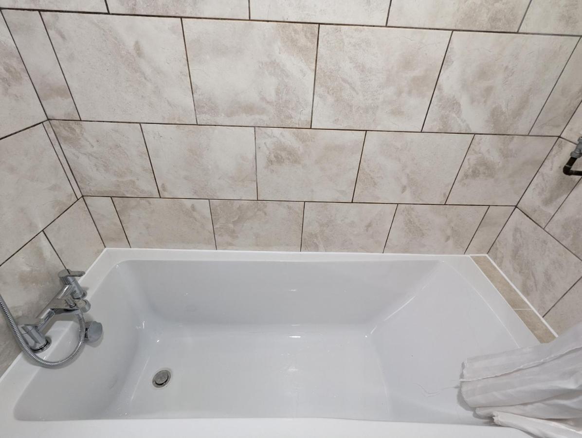 Fantastic 3-Bedroom House In London Morden  Buitenkant foto