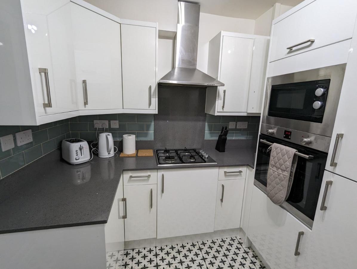 Fantastic 3-Bedroom House In London Morden  Buitenkant foto