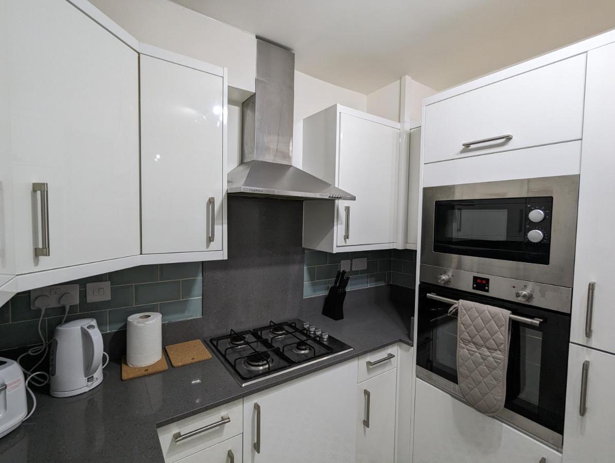 Fantastic 3-Bedroom House In London Morden  Buitenkant foto