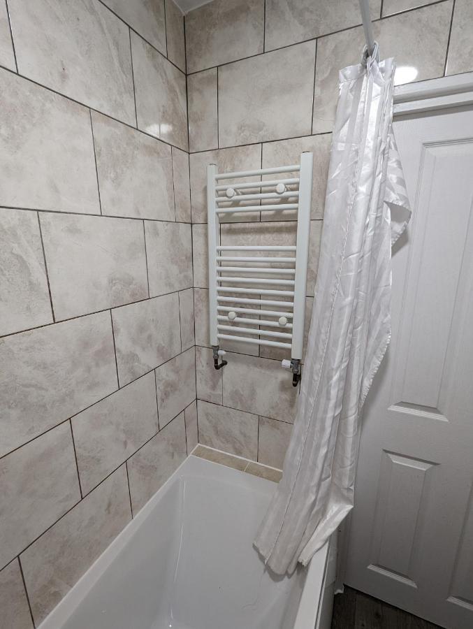 Fantastic 3-Bedroom House In London Morden  Buitenkant foto