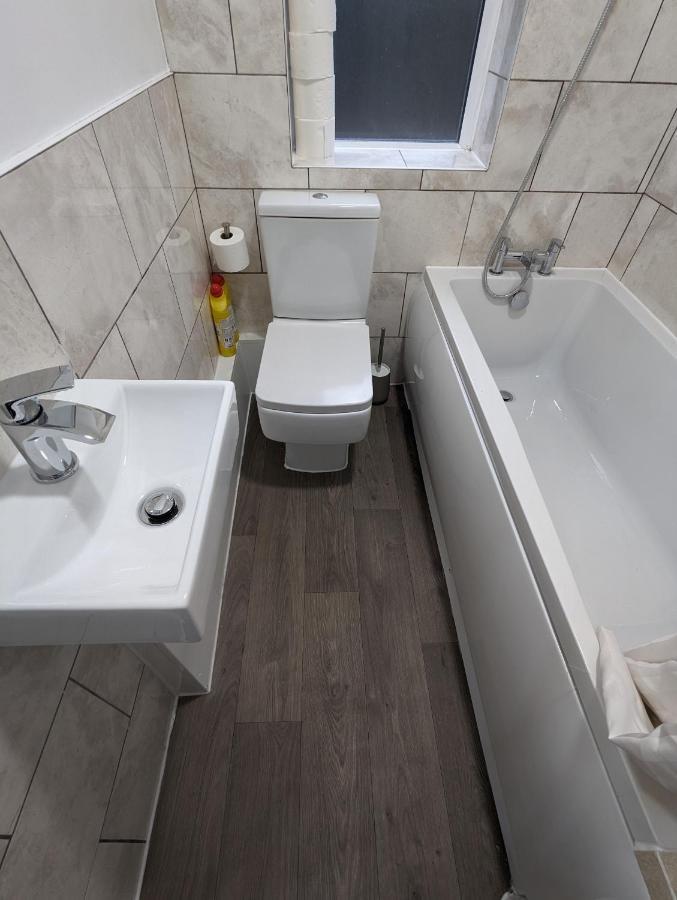 Fantastic 3-Bedroom House In London Morden  Buitenkant foto