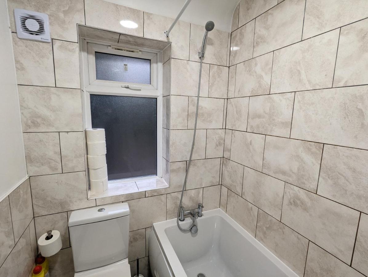 Fantastic 3-Bedroom House In London Morden  Buitenkant foto