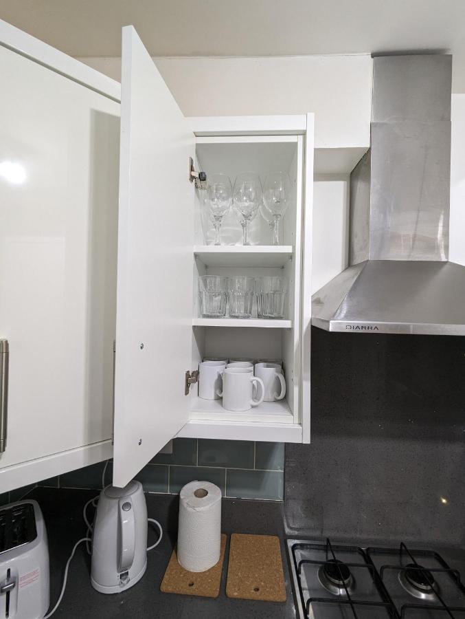 Fantastic 3-Bedroom House In London Morden  Buitenkant foto