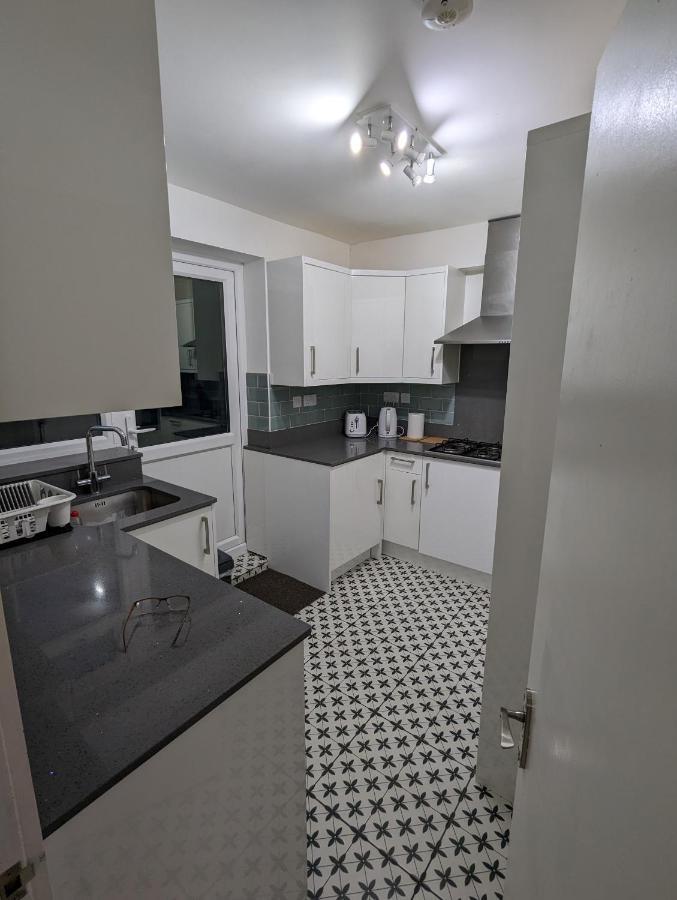 Fantastic 3-Bedroom House In London Morden  Buitenkant foto