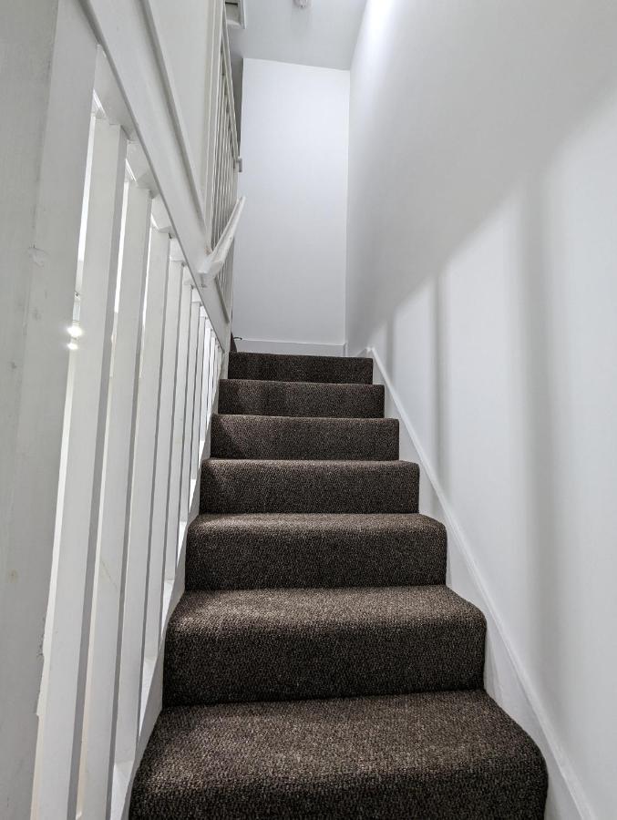 Fantastic 3-Bedroom House In London Morden  Buitenkant foto