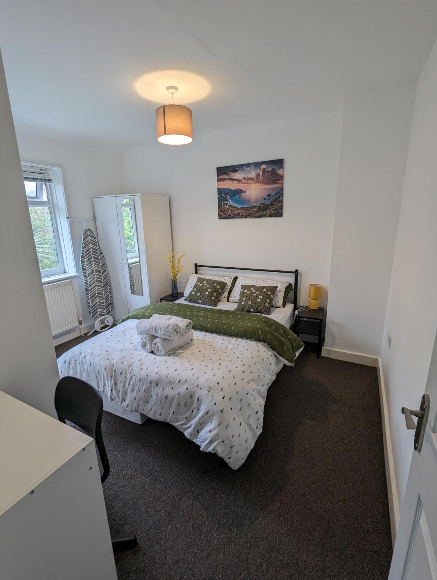 Fantastic 3-Bedroom House In London Morden  Buitenkant foto
