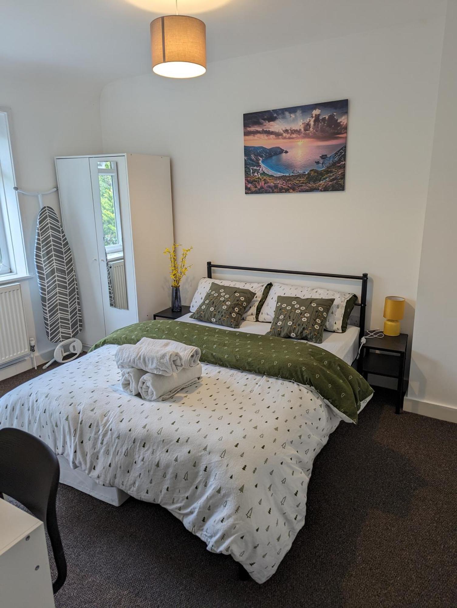 Fantastic 3-Bedroom House In London Morden  Buitenkant foto