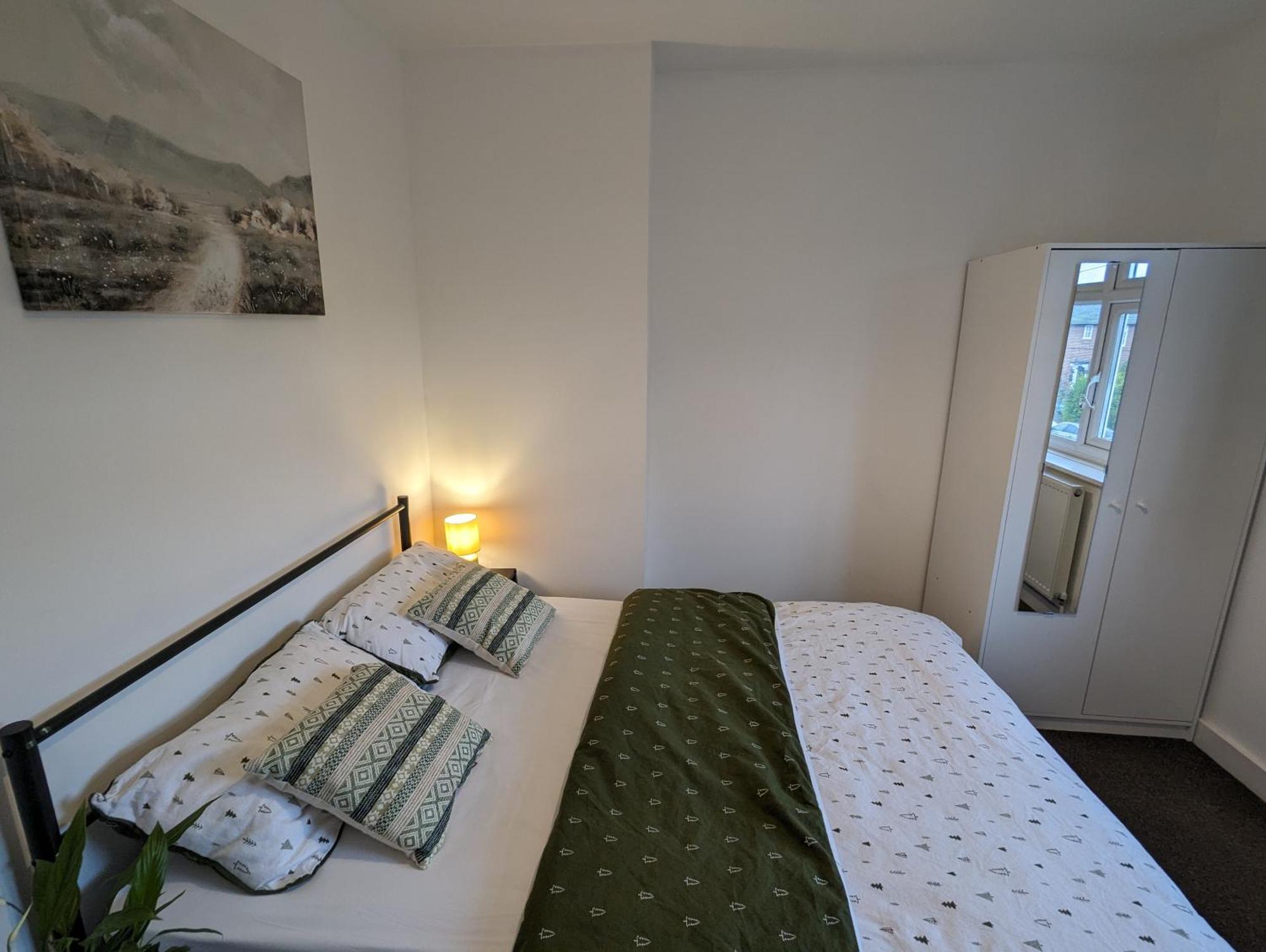 Fantastic 3-Bedroom House In London Morden  Buitenkant foto