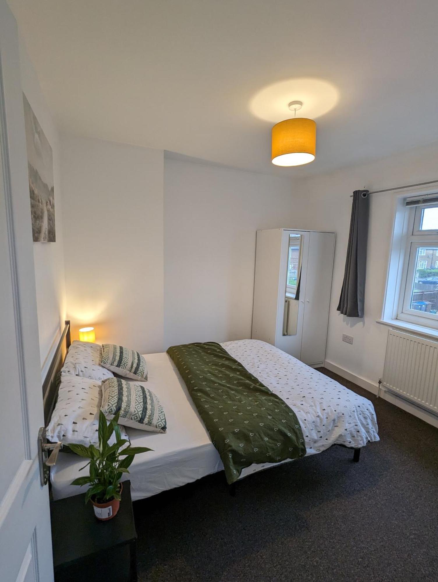 Fantastic 3-Bedroom House In London Morden  Buitenkant foto