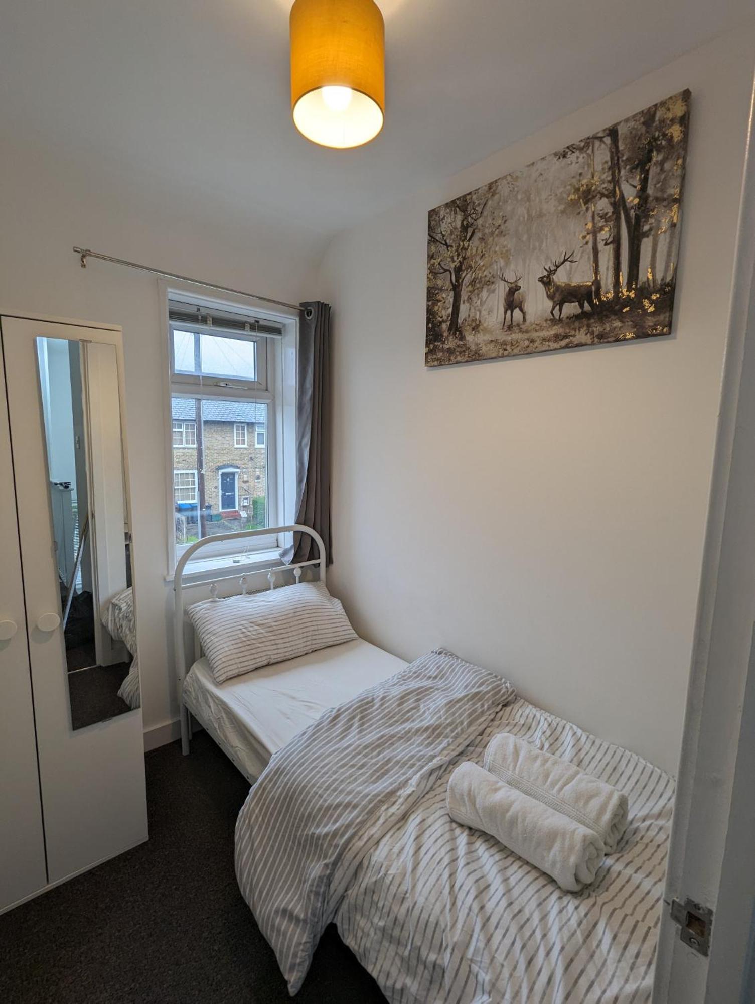 Fantastic 3-Bedroom House In London Morden  Buitenkant foto